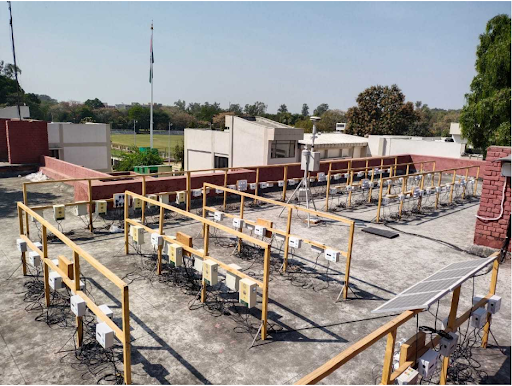 Equipment for monitoring air quality, sitting on a rooftop
